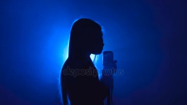 Retro mikrofon komik şarkı şarkı kız. Duman arka plan. Siluet. Yan görünüm