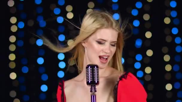 Mädchen singt energiegeladene Lieder, vom Wind flatterten ihre Haare in verschiedene Richtungen — Stockvideo