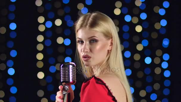 Mädchen singen in Retro-Mikrofon urkomischen Song. Seitenansicht — Stockvideo