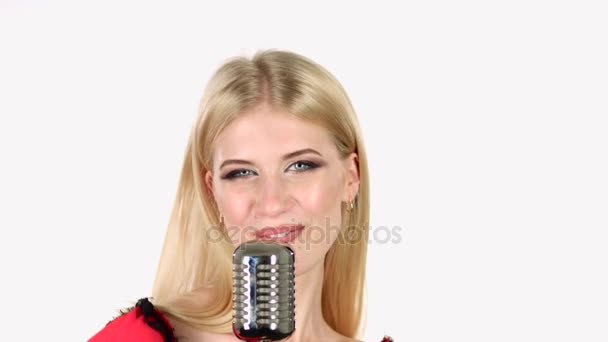 Κοπέλα χορεύει και τραγουδά σε ένα ρετρό μικρόφωνο. Λευκό φόντο. Κοντινό πλάνο — Αρχείο Βίντεο