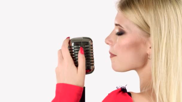 Singer sings in a retro microphone. White background. Side view. Close up — Stock Video