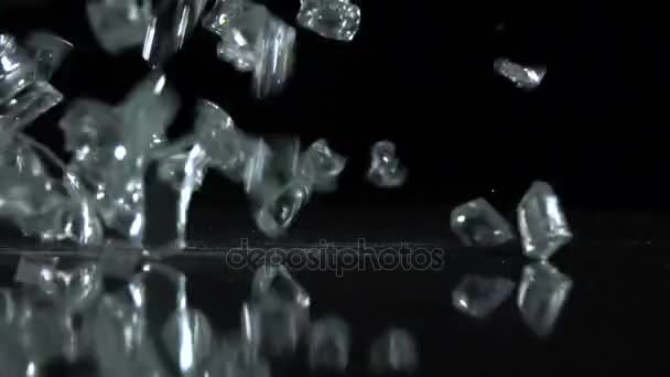 Los cristales caen sobre un fondo negro. Movimiento lento — Vídeo de stock