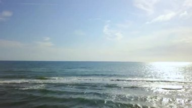Sağdan sola sınırsız deniz bulutların altında kaydırma. Hava anket