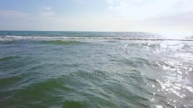 Güneş ışınları üzerinden ufuk ışıltı içine uzanan alanlarda su. Hava anket