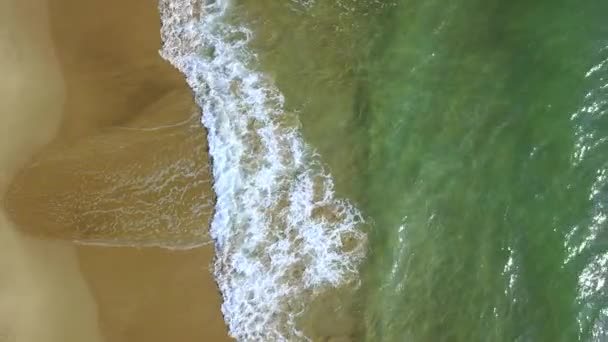 Las olas turquesas en la orilla se convierten en de espuma. Encuesta aérea — Vídeo de stock
