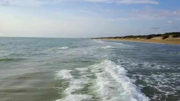 Mar está en contacto con la tierra en la que se encuentra los campistas. Encuesta aérea — Vídeo de stock