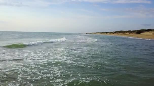 Água do mar formando as ondas toca a costa. Inquérito aéreo — Vídeo de Stock