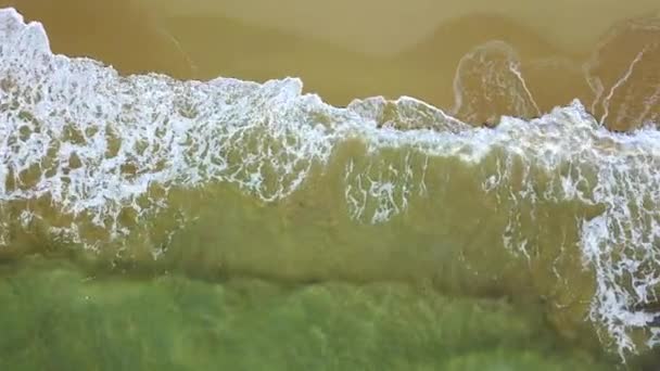 Vue de gauche à droite à l'eau touche la terre. Relevé aérien 