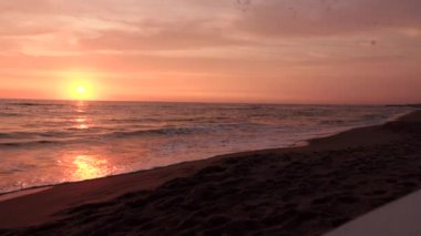 Güneş bir parlama yol kıyıya ulaşan su bırakır