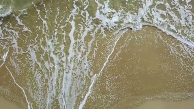 Dalgalar kıyıya ulaşan deniz hava dron görüntüleri. Hava anket. Ağır çekim