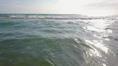 Dev dalgalar yüksek rüzgarlar tarafından tahrik kırma. Hava anket. Ağır çekim
