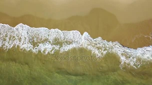 Surf turquoise des vagues de la mer sur sable jaune. Relevé aérien — Video