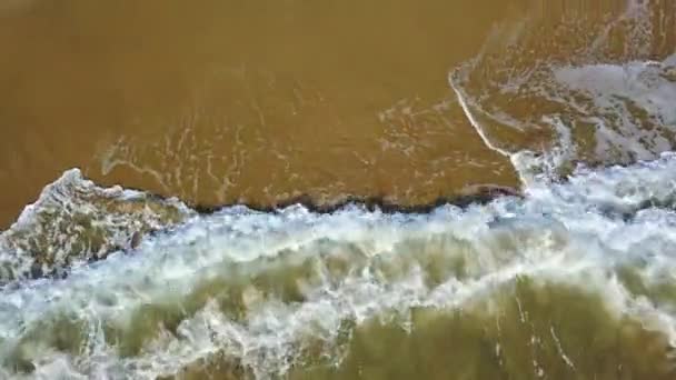 Uitzicht vanaf de top voor een snelle golven heeft de kust bereikt. Luchtfoto enquête — Stockvideo