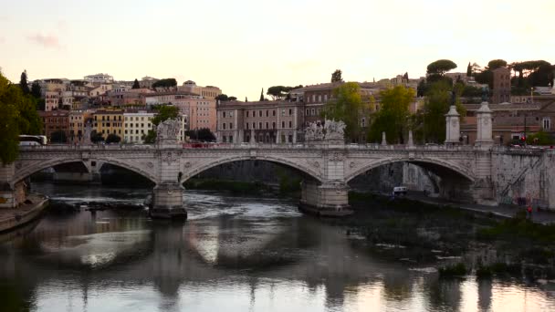 Puente conecta las dos orillas del río en una gran ciudad — Vídeos de Stock