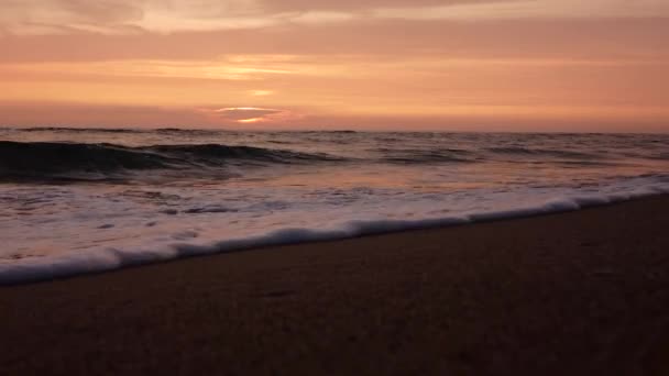 Pôr do sol na costa do mar tempestuoso — Vídeo de Stock