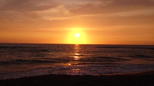 Plage de sable avec des vagues agitées de la mer au coucher du soleil — Video