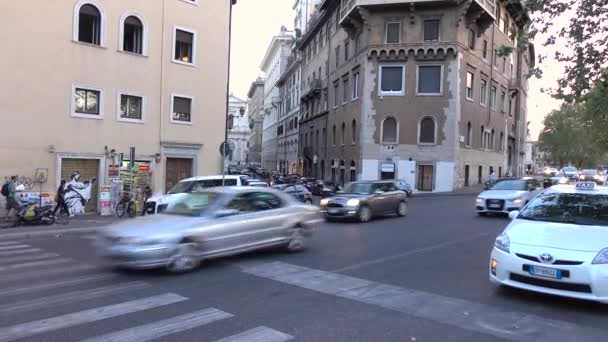 5. září 2017: Řím, Itálie. Auto je na cestě — Stock video