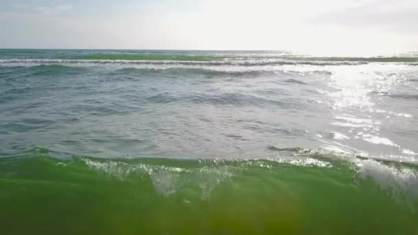 Des vagues déferlantes géantes poussées par des vents violents. Relevé aérien. Mouvement lent — Video