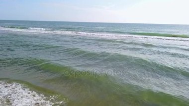 Su dalgalar turkuaz deniz ve kum plaj. Hava anket. Ağır çekim