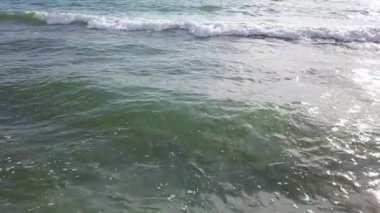 Hava akımları Rüzgar tarafından ezilen, gelen dalgaların çekim. Ağır çekim