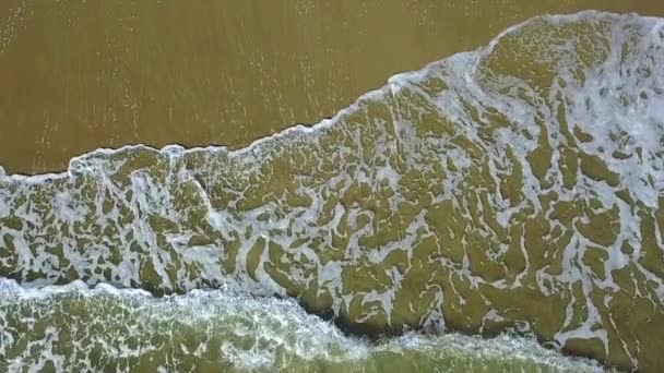 Modèle de dentelle sur le sable laisser par les vagues. Relevé aérien. Mouvement lent 