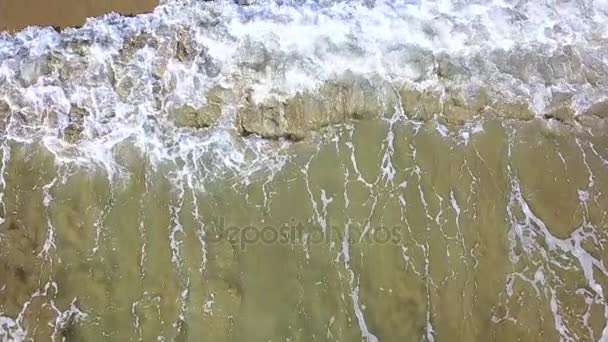 Raising sand av vågor av genomskinliga vattnet blir grumligt utsikten från toppen. Flygfotografering. Slow motion — Stockvideo