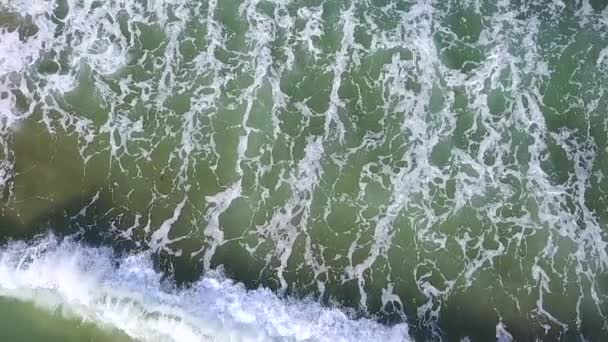 Vista desde la parte superior en el chapoteo de las olas crea un patrón único en el agua. Inspección aérea. Movimiento lento — Vídeo de stock