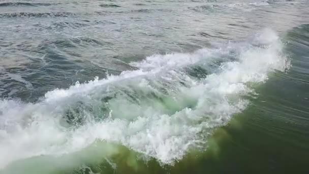 波のとどろきは、噴霧および泡に変わります。航空測量。スローモーション — ストック動画