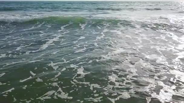 Pannen van links naar rechts de verontruste wateren. Luchtfoto enquête. Slow motion — Stockvideo