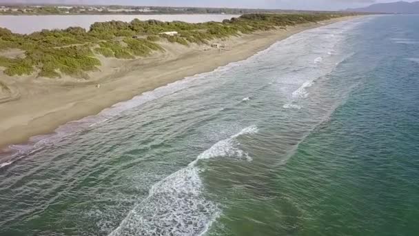 Cuspo de praia de areia lavado pela água em ambos os lados. Inquérito aéreo. Movimento lento — Vídeo de Stock