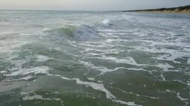 Denizin ufuk içine giden görünümü dalgaları çevre aralığı ve sonra yüksekliği. Hava anket. Ağır çekim