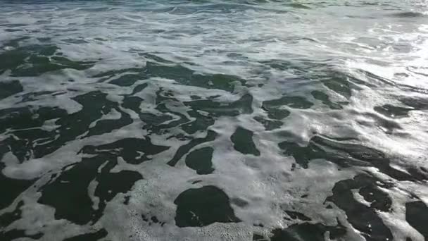 Bezorgd water van turquoise kleur bedekt met schuim. Luchtfoto enquête. Slow motion — Stockvideo