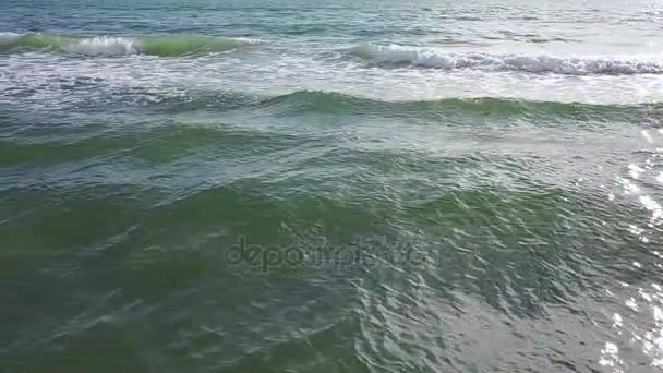 Dynamische Bewegung klares türkisfarbenes Wasser gibt den Blick von rechts nach links frei. Luftaufnahme. Zeitlupe — Stockvideo