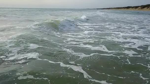 Weergave van de golven in de omgeving van bereik en vervolgens uit de hoogte op de uitgaande in de horizon van de zee. Luchtfoto enquête. Slow motion — Stockvideo