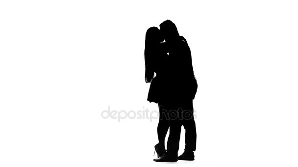 Guy et la fille s'embrassent. Silhouette. Fond blanc — Video