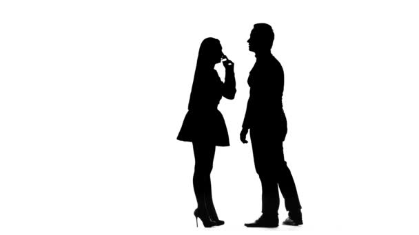 Mädchen und Mann streiten sich, sie haben einen Skandal. Silhouette. weißer Hintergrund — Stockvideo