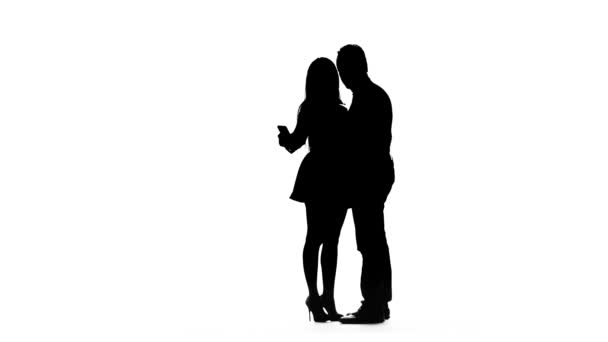 Un couple aimant fait du selfie. Silhouette. Fond blanc — Video