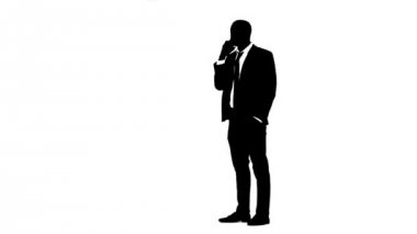 Adam zafer sevinir ve telefonda konuşuyor. Beyaz arka plan. Siluet