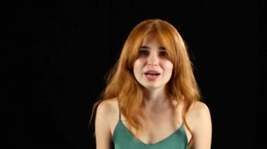 Kızgın ve çığlık, gergin bir kızdır. Siyah arka plan