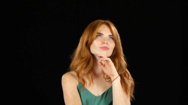 Kız onu düşünüyor ve sorunun cevabını bulur. Siyah arka plan