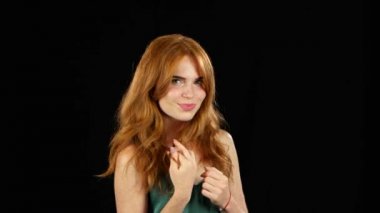 Redhaired kız flört. Siyah arka plan