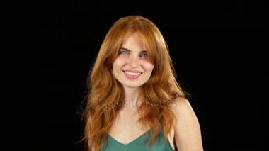 Başparmak gösterilmesini kız. Siyah arka plan