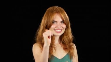 Başparmak gösterilmesini kız. Siyah arka plan