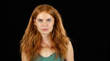 Redhaired kız flört. Siyah arka plan