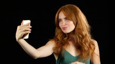 Kız selfie onu Smartphone'da yapar. Siyah arka plan