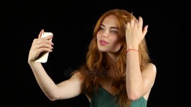 Kız selfie onu Smartphone'da yapar. Siyah arka plan