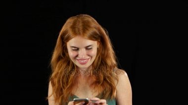 Kız ona telefon fotoğraf bakar. Siyah arka plan