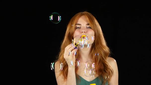 La fille laisse les bulles de savon. Fond noir — Video