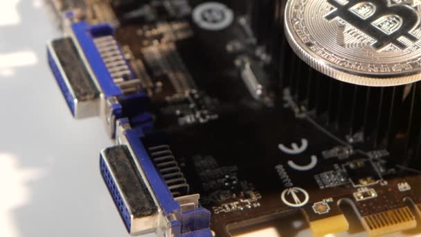 Verschillende munten van bitcoins draaiende op tafel — Stockvideo