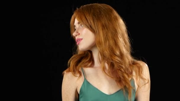 Redhaired dziewczynka flirty. Czarne tło — Wideo stockowe